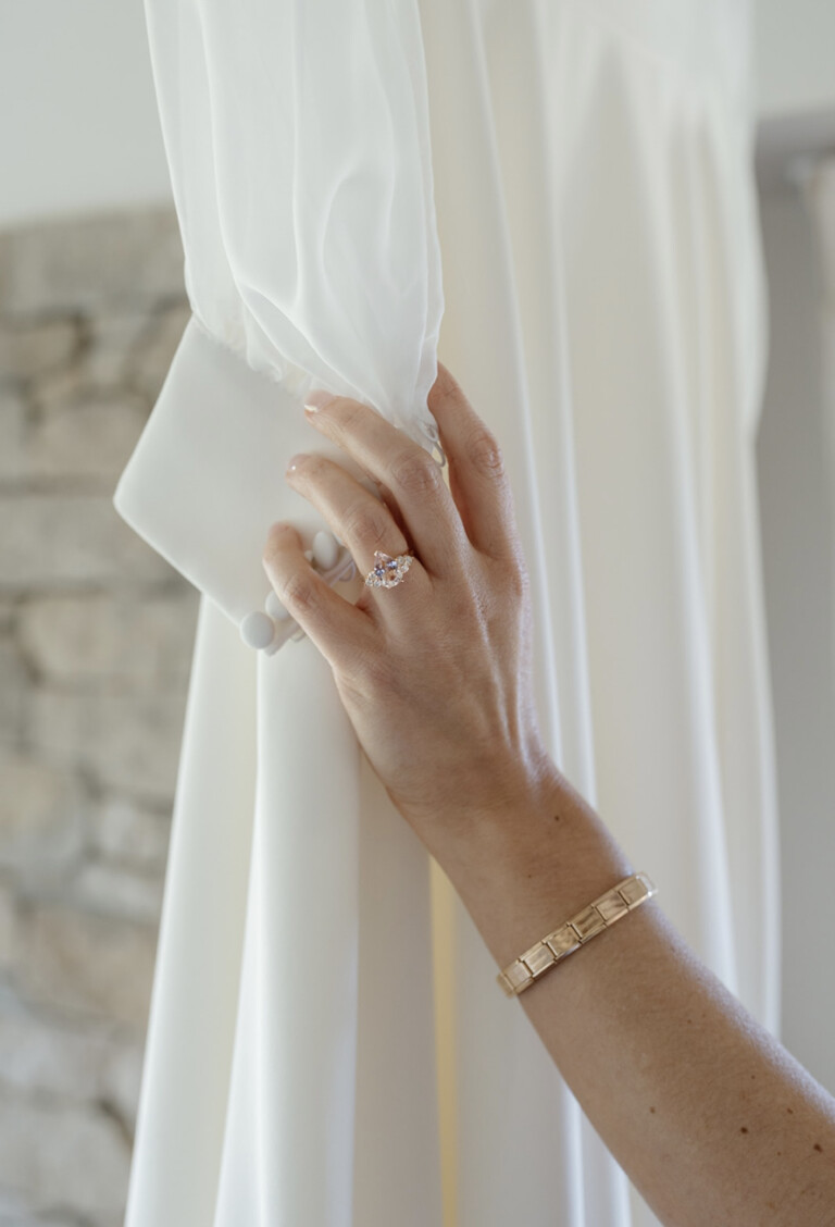 Moon & Pearl bride - Sheer sleeves, buttoned cuff