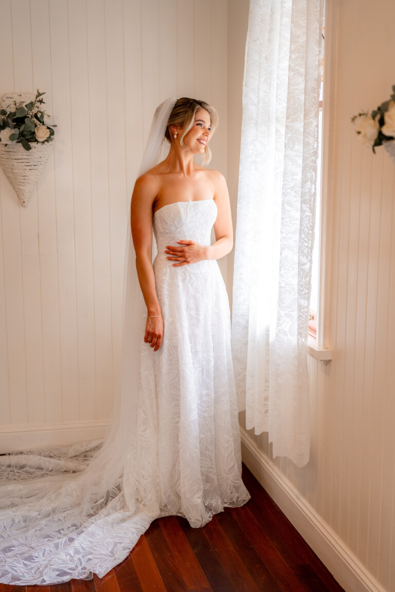 Moon & Pearl bride - Strapless leaf-lace gown and long veil
