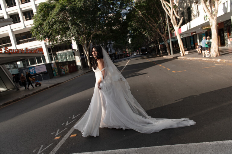 Moon & Pearl bride - Lace-edged veil over soft chiffon